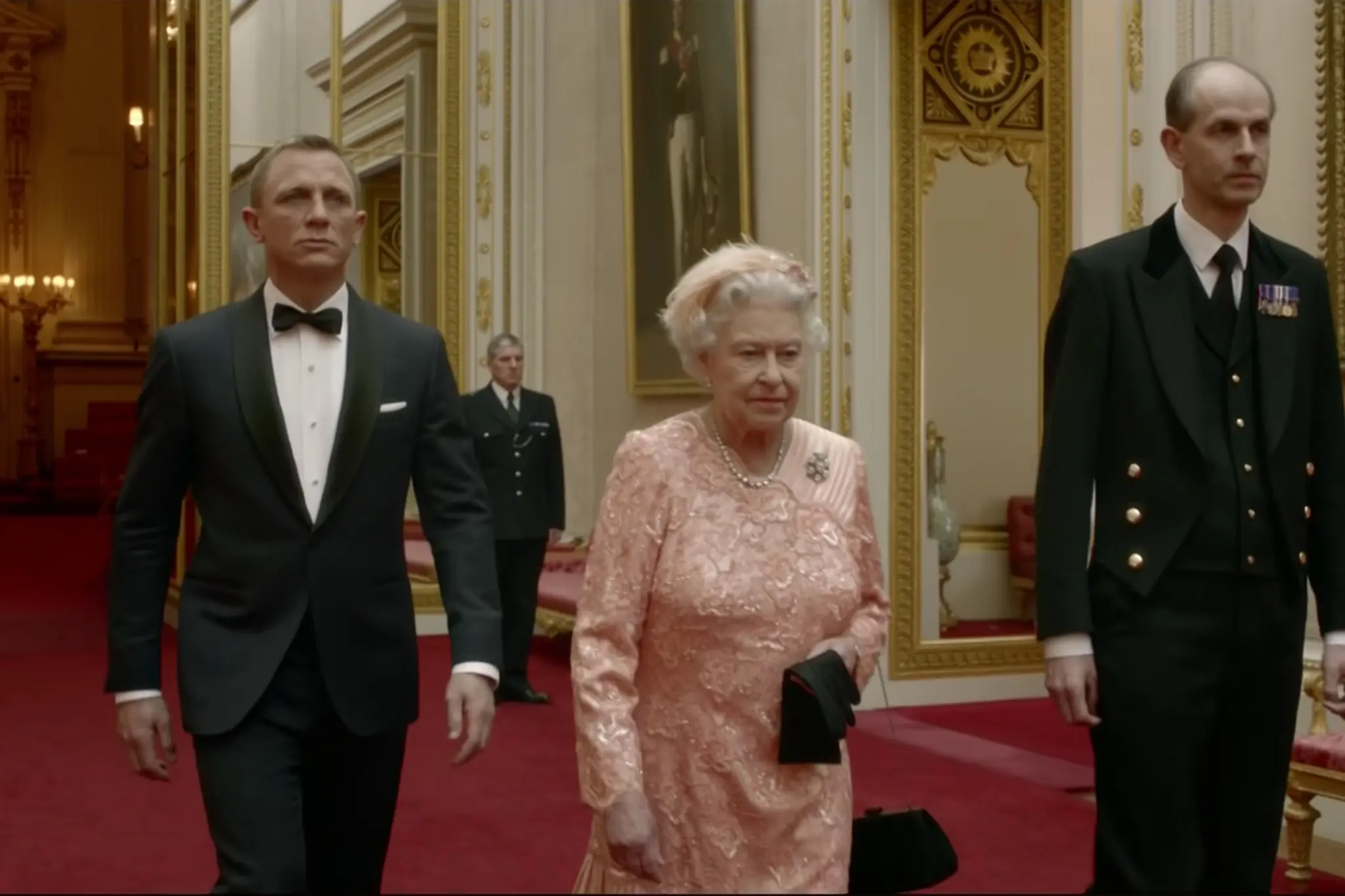 Rainha Elizabeth II e Daniel Craig na abertura dos Jogos Olímpicos de 2012 © Divulgação