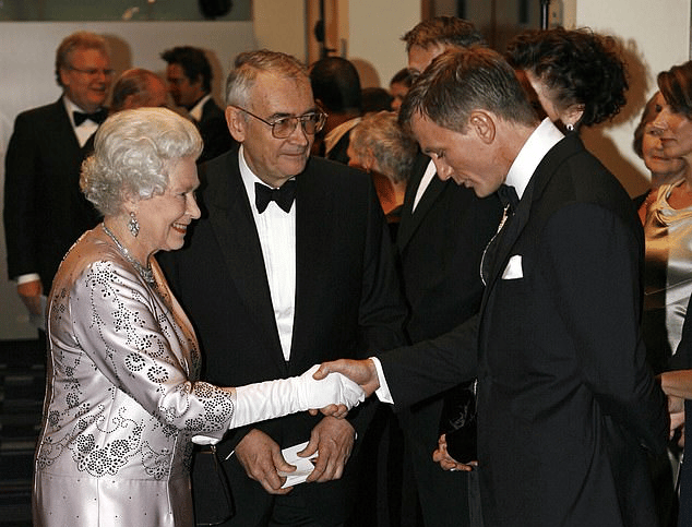 Rainha Elizabeth II e Daniel Craig na Premiere de 007 - Cassino Royale © Getty Images
